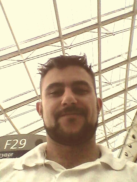 bartender embarcado fazendo uma ponte aérea em Paris para depois ir para Barcelona 