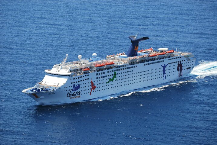 Assistente de bar embarcado no gram holiday da Ibero